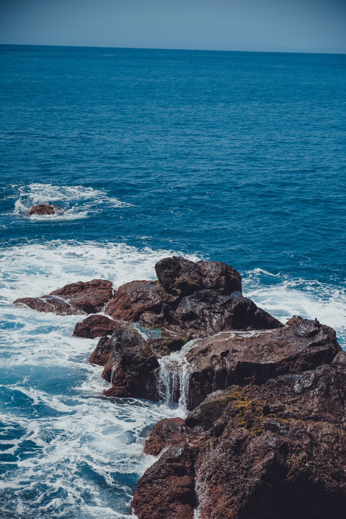 Water druipt van rotsen aan de kust