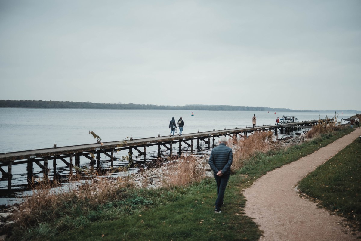 Bij Veere, een pad met een man, en een vlonder met mensen