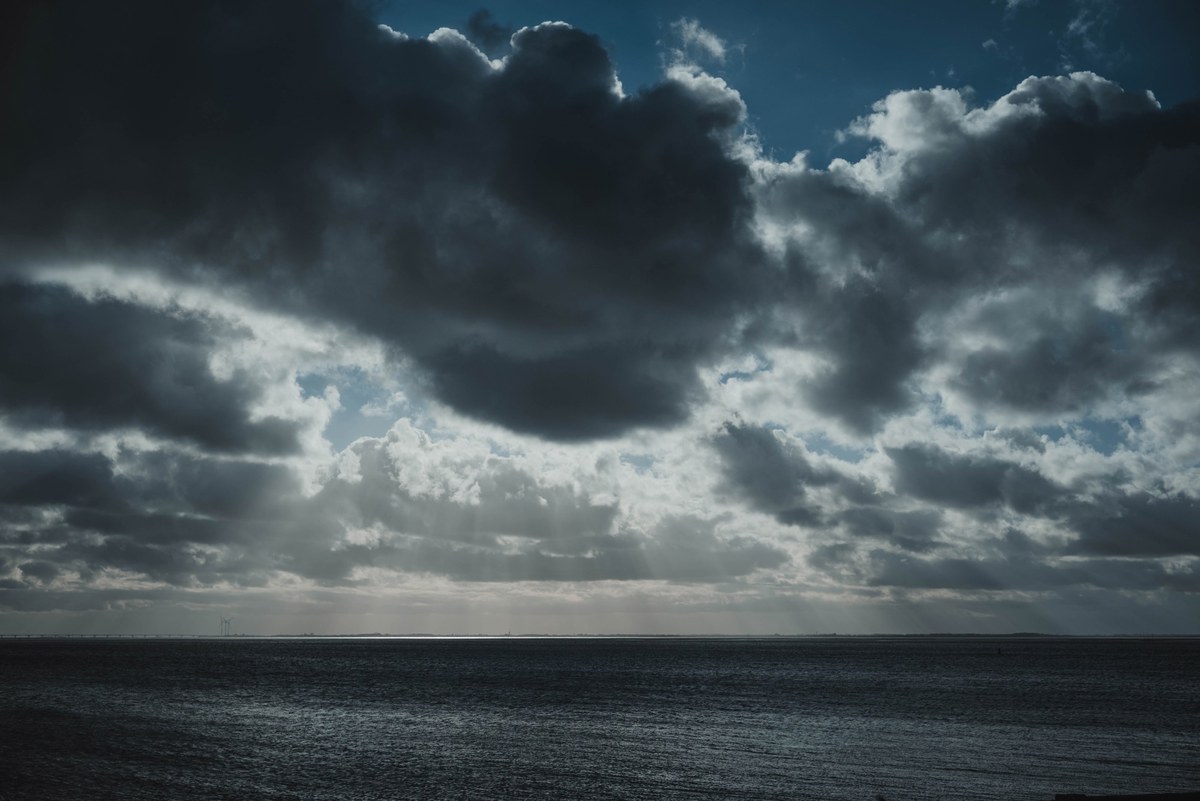De wolken laten wat zonnestralen door
