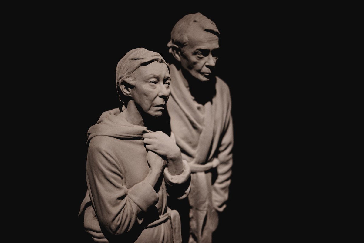 Een ouder stel bij Nachtreis van Hans Op de Beeck in KMSKA