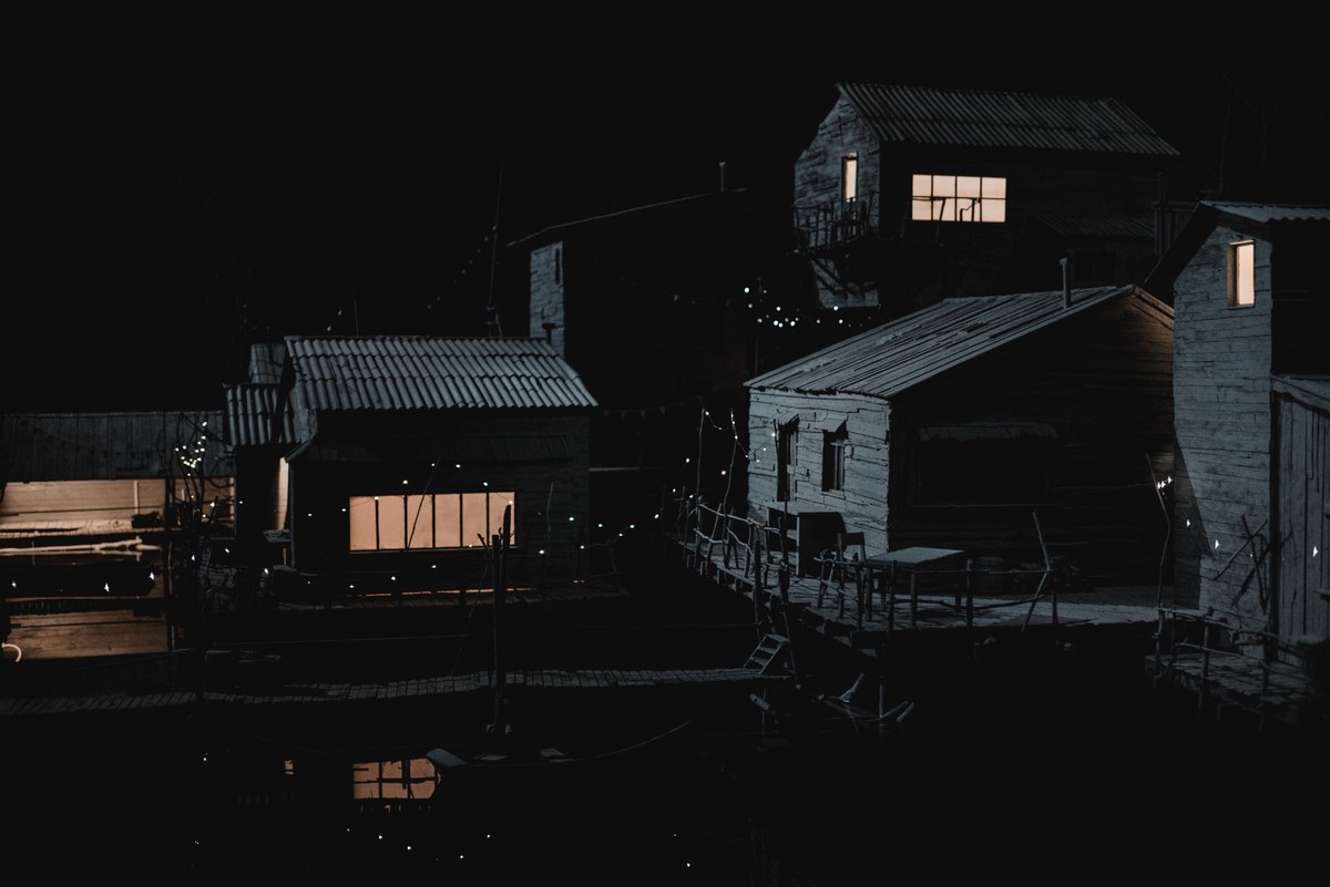 Een gebouw bij Nachtreis van Hans Op de Beeck in KMSKA