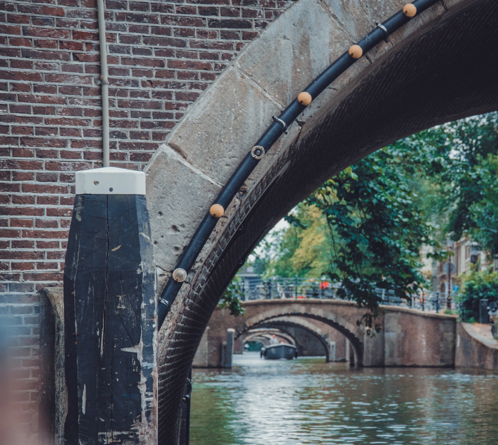 Een brug in Amsterdam, met erachter meer bruggen.