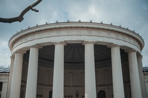 Rond gebouw met zuilen in Aachen