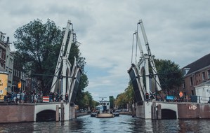 Een openstaande brug in Amsterdam