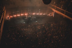 Bovenaanzicht van Weval in Paradiso, met een volle zaal