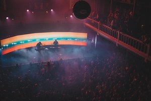 Weval in Paradiso, van bovenin. Ze worden van achter belicht door een LED-scherm.