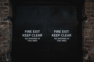 'FIRE EXIT KEEP CLEAR', lezen we tweemaal op deze deuren