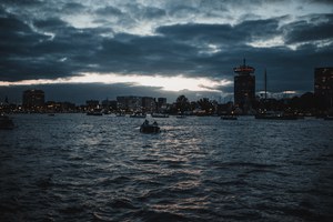 De avond tijdens SAIL Amsterdam, met een boot op het water