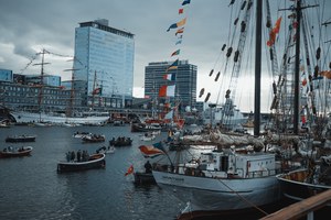 Allerlei boten tijdens SAIL Amsterdam, vanaf de Bark Europa