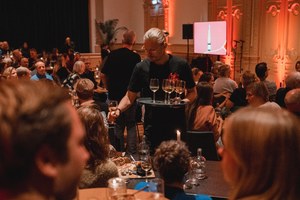 Er wordt wijn uitgedeeld tijdens Veni Vidi Vino op het LIFF