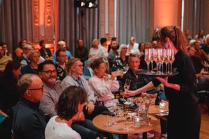 Er wordt wijn uitgedeeld tijdens Veni Vidi Vino op het LIFF