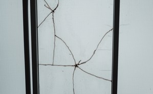 Een barst in het raam in het Royal Delft Museum