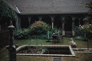 De binnentuin van het Royal Delft Museum