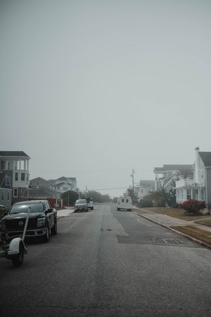 Een mistige straat aan de Jersey Shore
