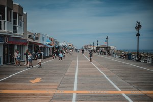 Een houten boardwalk aan de Jersey Shore