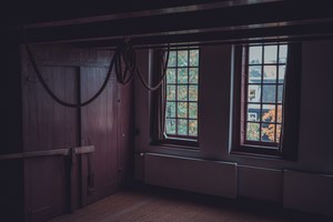 Een oude kamer met ramen