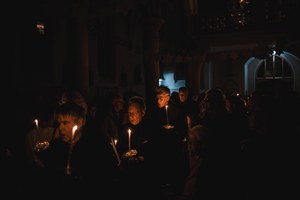 Kinderen en ouders met kaarslicht