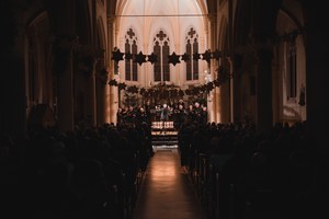 De kerk van achteren, met Musica Cordis op het altaar