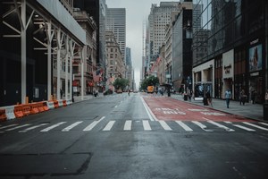 Een lege straat in New York, op een grijze dag.