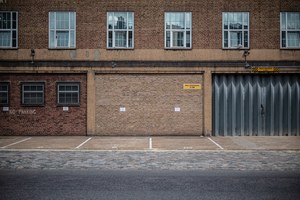 Een gebouw in Londen, recht van voren, met vlak licht.