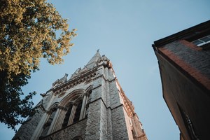 Een oude kerk in Londen, tegen een blauwe avondlucht.