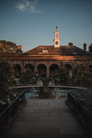 Een binnenplaats in Holland Park, Londen, op een mooie zomeravond.