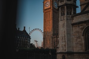 De London Eye, vlak naast de Big Ben en het paleis van Westminster.