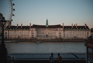 Een oud paleis in Londen, naast de Londen Eye. Recht van voren.
