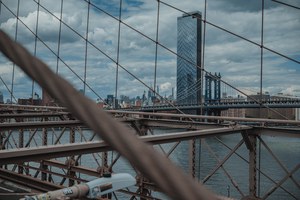 De kabels van de Brooklyn Bridge van dichtbij.