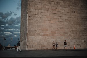 Het Washington Monument van dichtbij. Een aantal mensen staan er voor.