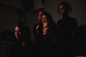 Lavinia Meijer staat met de zangeressen van Wishful Singing in een spot.