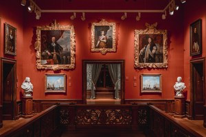 De grote hal met diverse schilderijen in het Mauritshuis