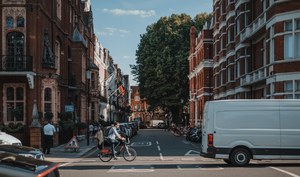 Een drukke straat op een zomeravond in Londen.