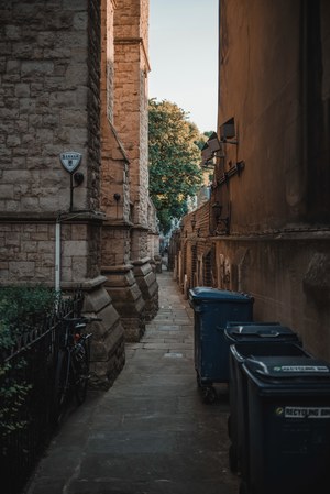 Een steegje langs een kerk in Londen op een mooie zomeravond.