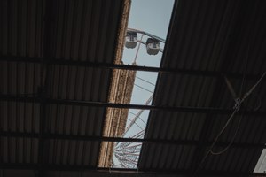 Reuzenrad door een dak in Antwerpen