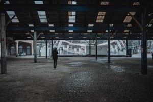 Tim maakt een foto onder dak in Antwerpen