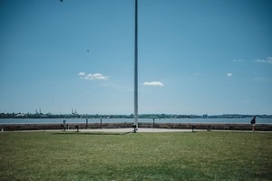 Een vlaggenmast op Ellis Island, met een groen veld.
