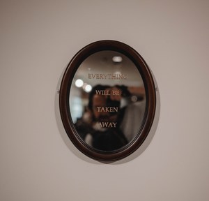 Een spiegel met de tekst 'Everything will be taken away'