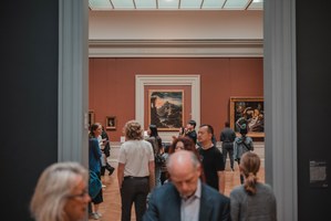Een drukke hal in een museum