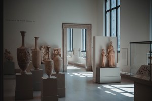 Een lege hal in een museum met Romeinse historie