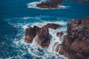 Water druipt van rotsen aan de kust