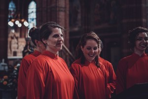 De zangeressen van Wishful Singing moeten samen lachen.