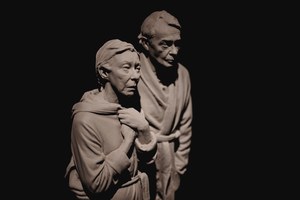 Een ouder stel bij Nachtreis van Hans Op de Beeck in KMSKA