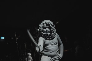 Een jongen met zwaard of degen bij Nachtreis van Hans Op de Beeck in KMSKA