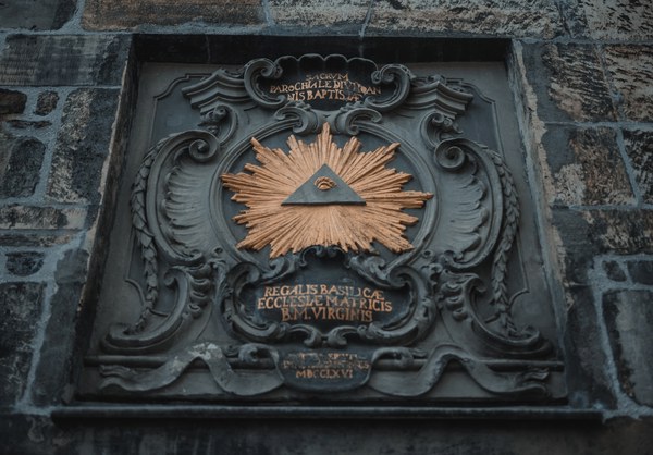 Illuminati-achtig oud beeldwerk in Aachen