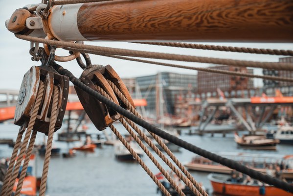 Een detail van de Bark Europa, terwijl bootjes langsvaren tijdens SAIL Amsterdam