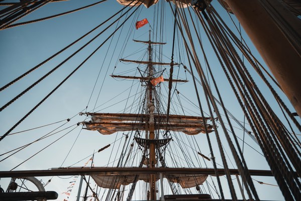 De mast van de Bark Europa op een zonnige avond