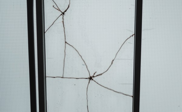 Een barst in het raam in het Royal Delft Museum