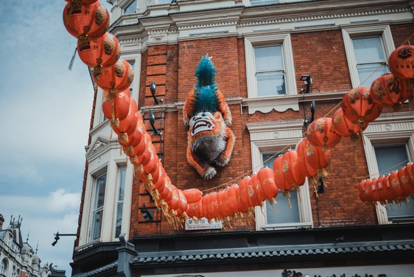 China Town. Een soort leeuw zit op de muur.