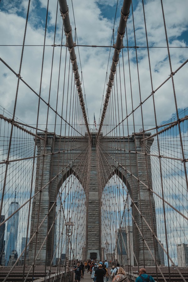 De kabels van de Brooklyn Bridge en de mensen erop.
